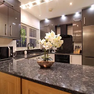 https://nice-2-bed-house-office-wi-fi-free-parking.belfasthotelsireland.com