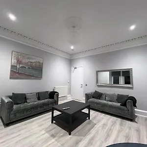 Lovely 4 Bedroom 2nd Floor Walk Up Edinburgh