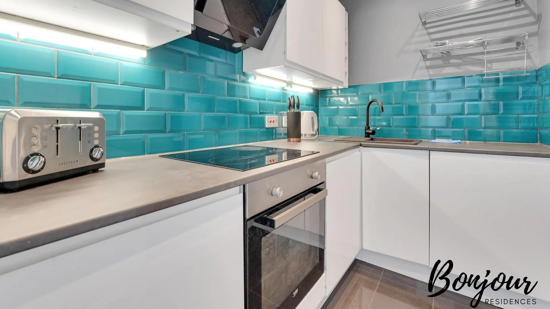 Charming 2Br-1Ba By Bonjour Residences Edinburgh Apartment