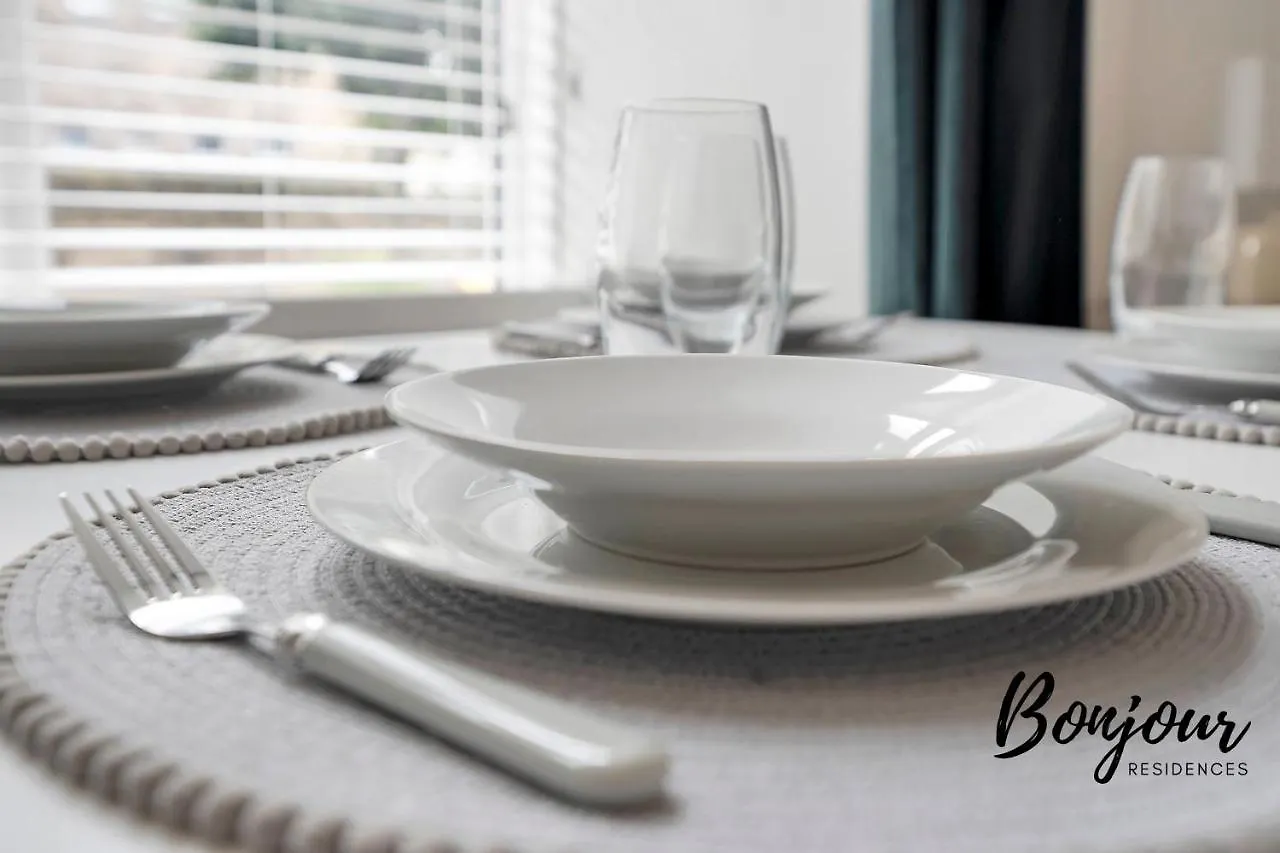 Charming 2Br-1Ba By Bonjour Residences Edinburgh Apartment