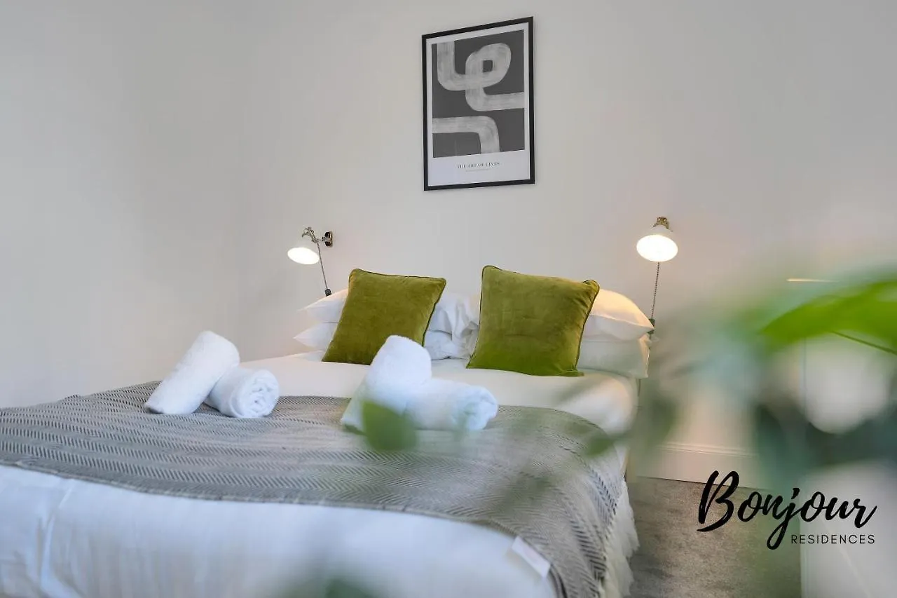 Charming 2Br-1Ba By Bonjour Residences Edinburgh Apartment